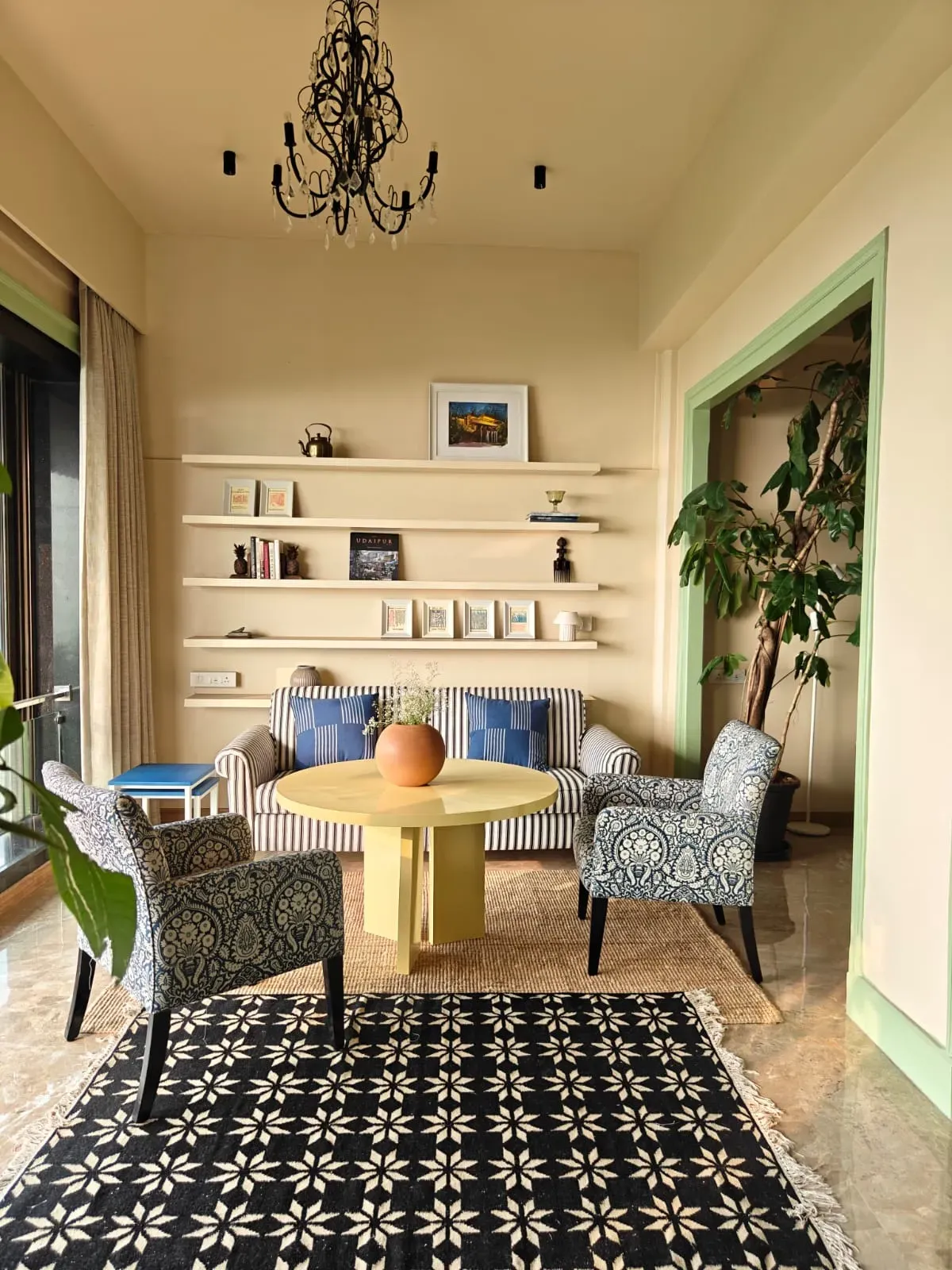 The lounge and its round table at Tranquila