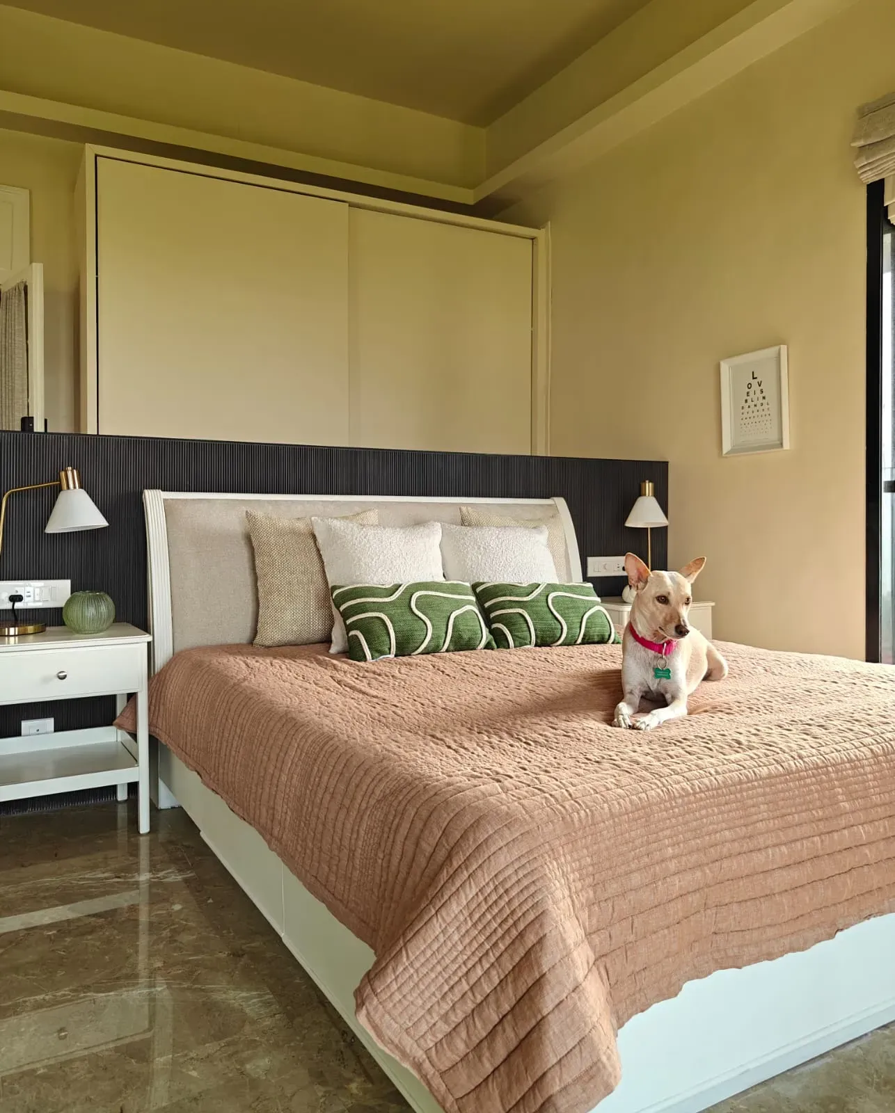 A peach and green bedroom at Tranquila