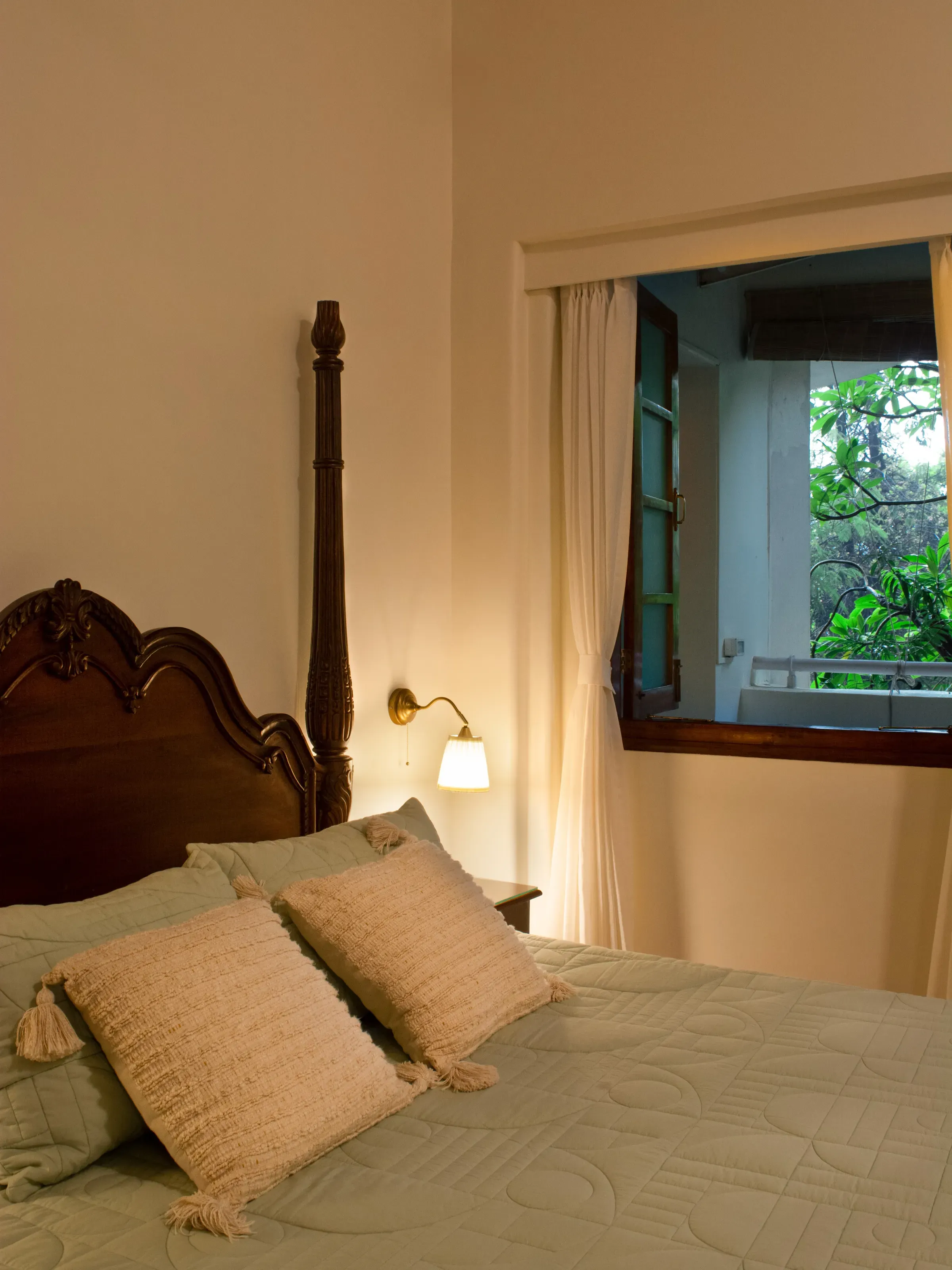 A four-poster bed at the Leynwode House